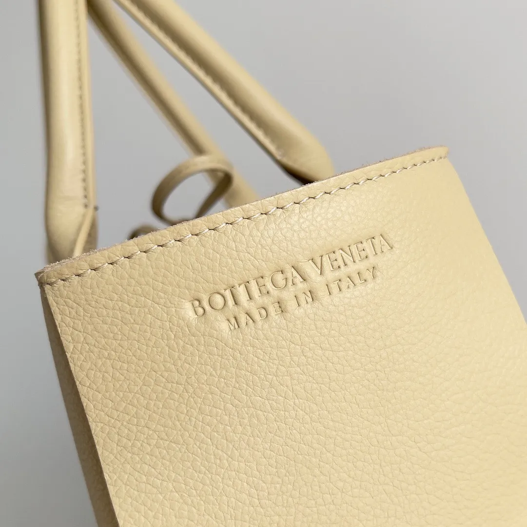 Batch 1760 medium arco pebbled grain, BottegaVeneta# official website latest pebbled grain cowhide with suede lining, SLIP tote handbag, and the logo has been changed to the side 😍The oversized woven design really makes it a huge gap from ordinary tote bags 🔗🔗Different color combinations for the inner and outer layers ⛓Daniel Lee leads the brand's DNA to continue to evolve with fresh inspiration🧬🧬showing a balanced style of luxury and reality👉: 30*20*12 Model: 9893#